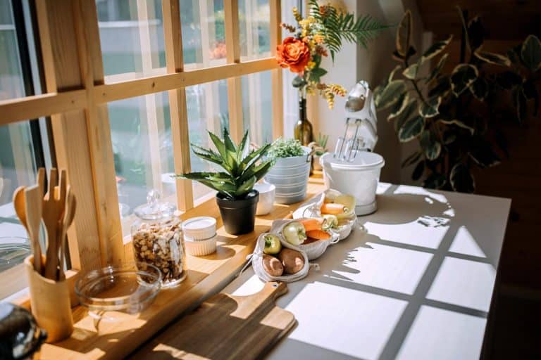 现代厨房的桌子bd手机下载与新鲜蔬菜,17个很棒的厨房窗户装饰的想法