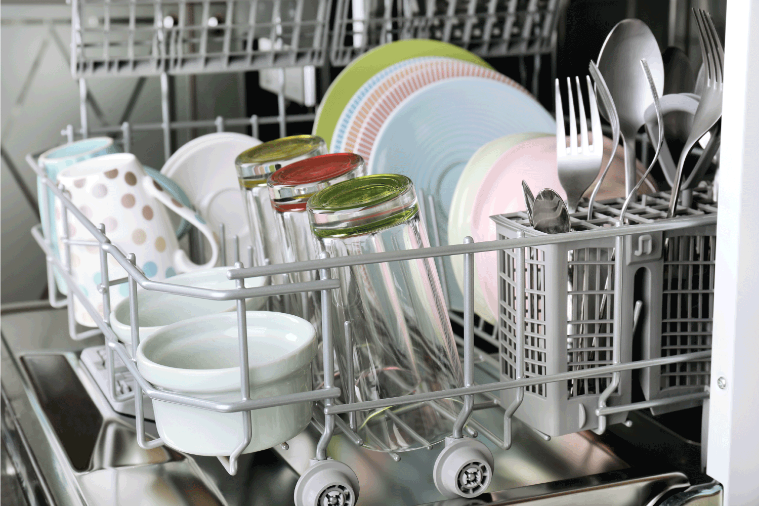 打开洗碗机，放入干净的餐具