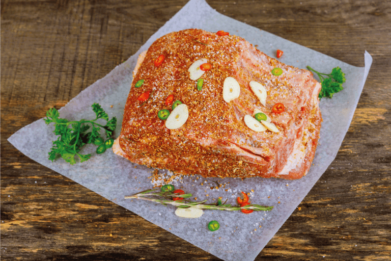 生牛肉排骨羊皮纸的香料。你会用铝箔或羊皮纸Cuisinart空气炸锅