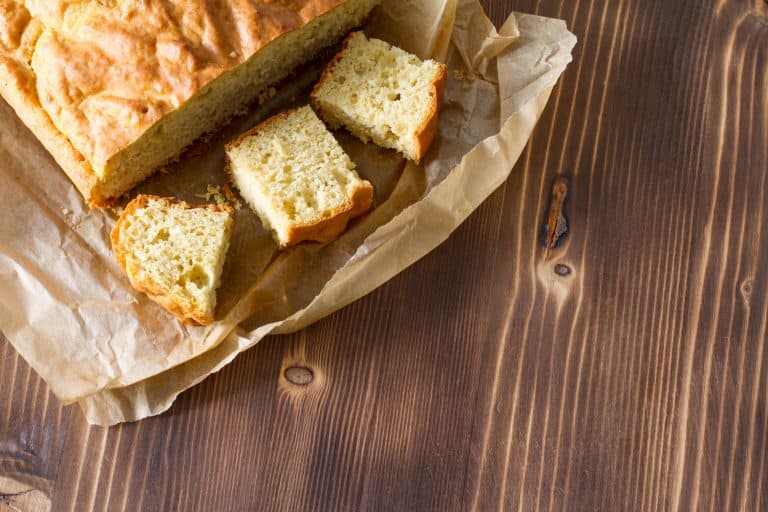 切片面包放在一个纸袋子,你应该冷藏玉米面包吗?