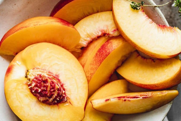 片成熟的桃子在碗里,如何存储桃子和油桃腐坏