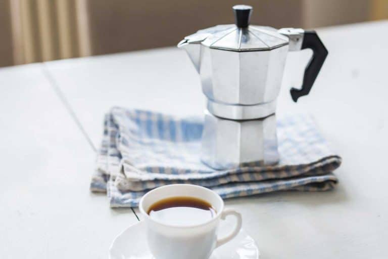 不锈钢咖啡过滤器和一杯咖啡放在桌上,如何清洁不锈钢咖啡过滤器