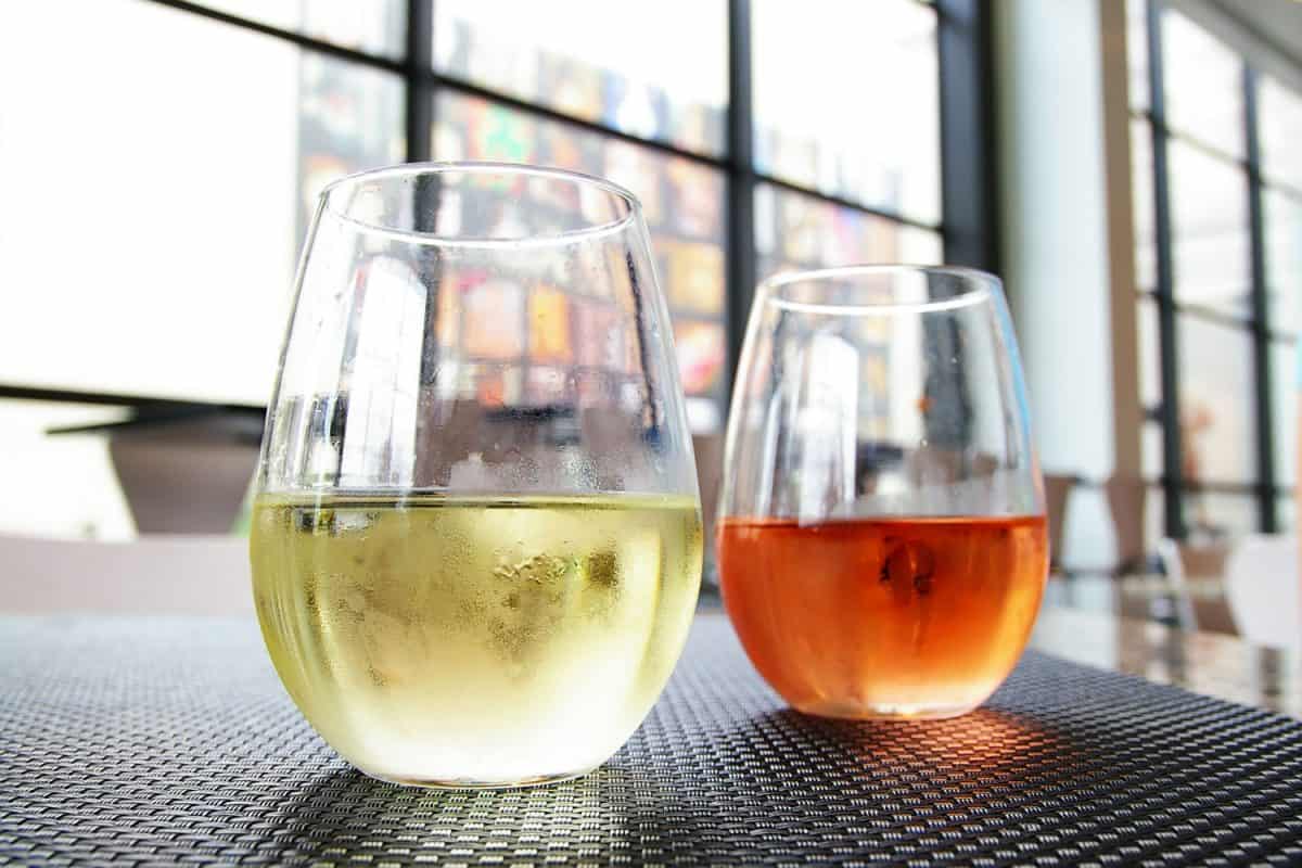 在一家豪华餐厅里，有两只装有白葡萄酒和红葡萄酒的酒杯