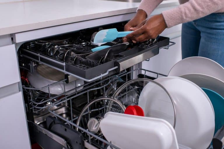 女人卸载洗碗机洗后,如何安全内阁的洗碗机