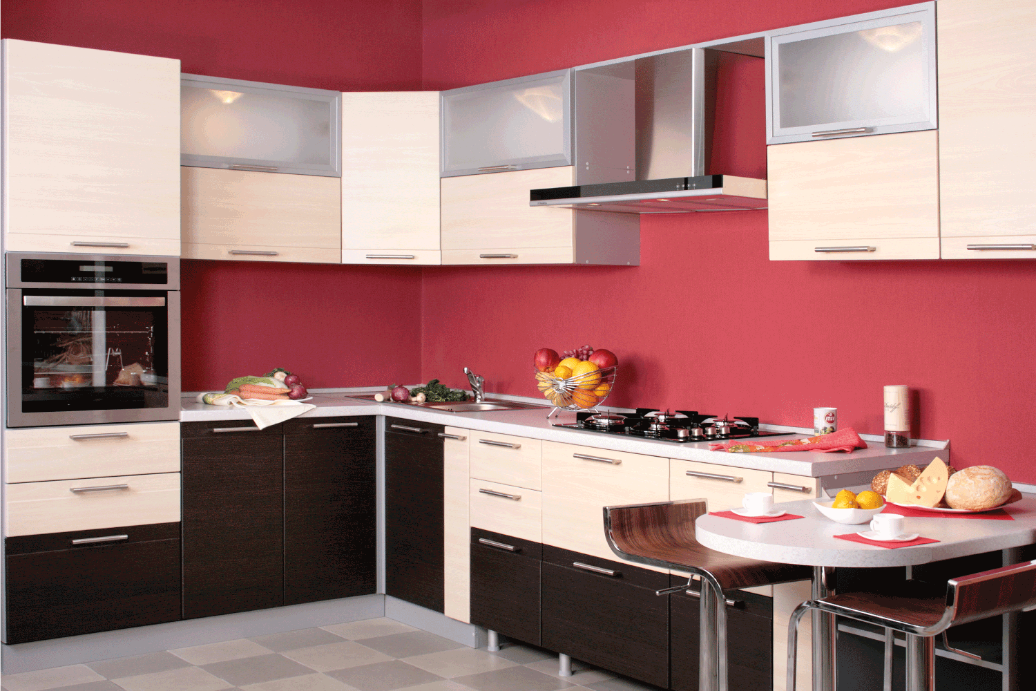 厨房的红色墙壁，深棕色和bd手机下载米黄色的橱柜