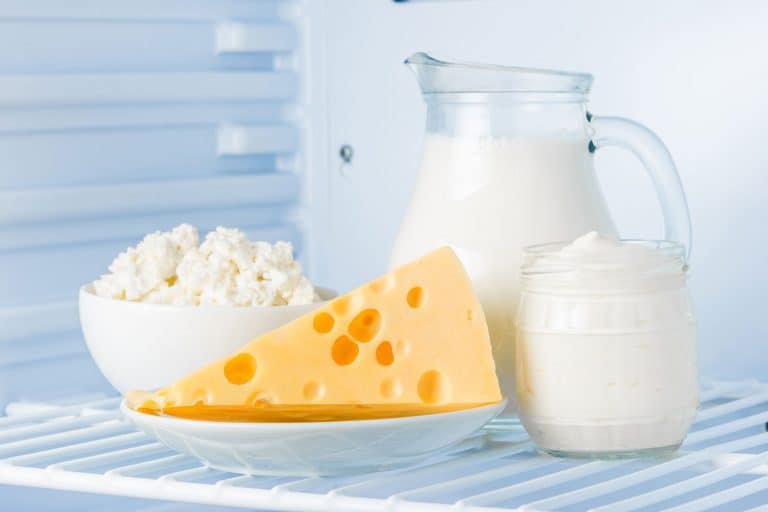 美味健康的乳制品在冰箱里:酸奶油在银行,奶酪在碗里,在一罐奶酪和牛奶,奶酪在冰箱里多长时间?