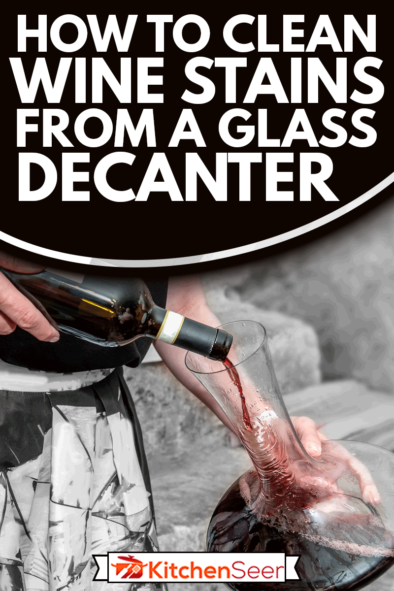 侍酒师将葡萄酒倒入玻璃瓶中，如何清除玻璃瓶上的酒渍