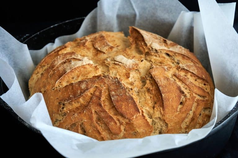 新鲜烤面包,你应该预热荷兰烤箱烘焙面包吗?