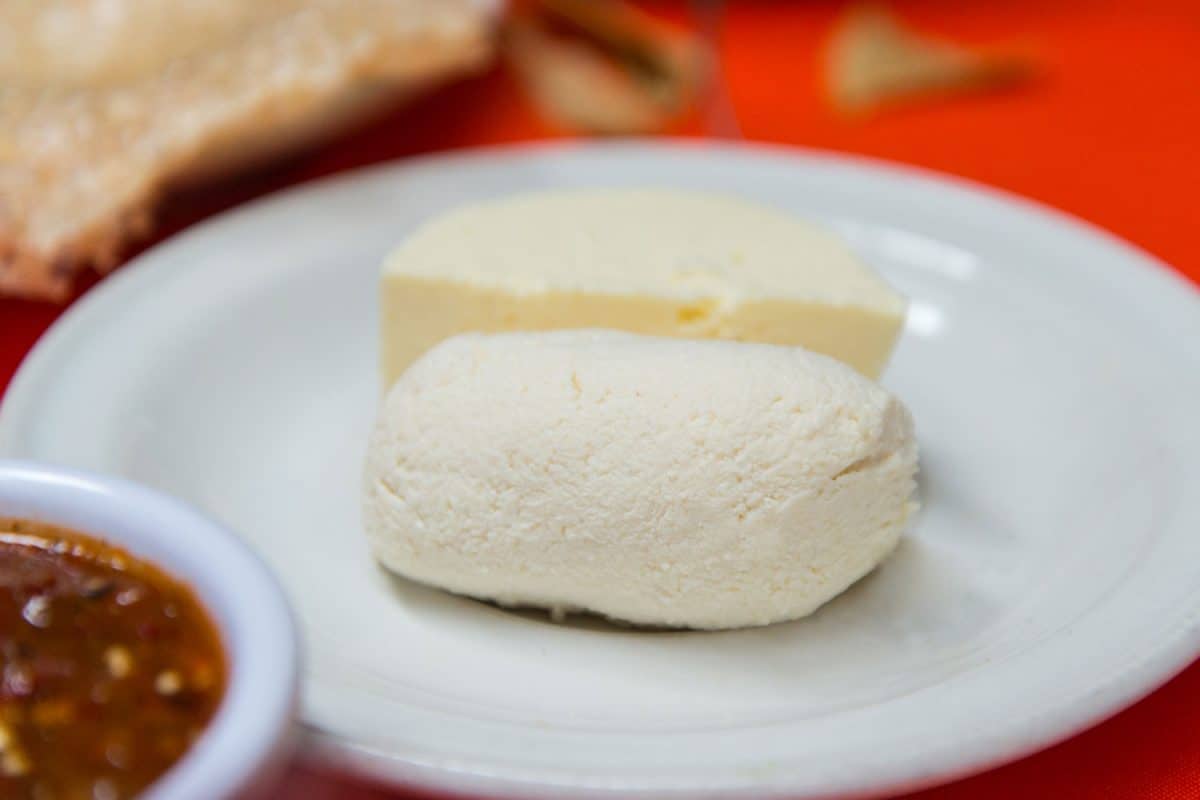 新鲜的白奶酪放在盘子里