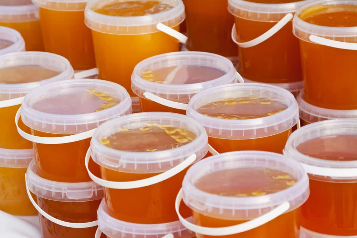 蜂蜜储存在塑料容器里