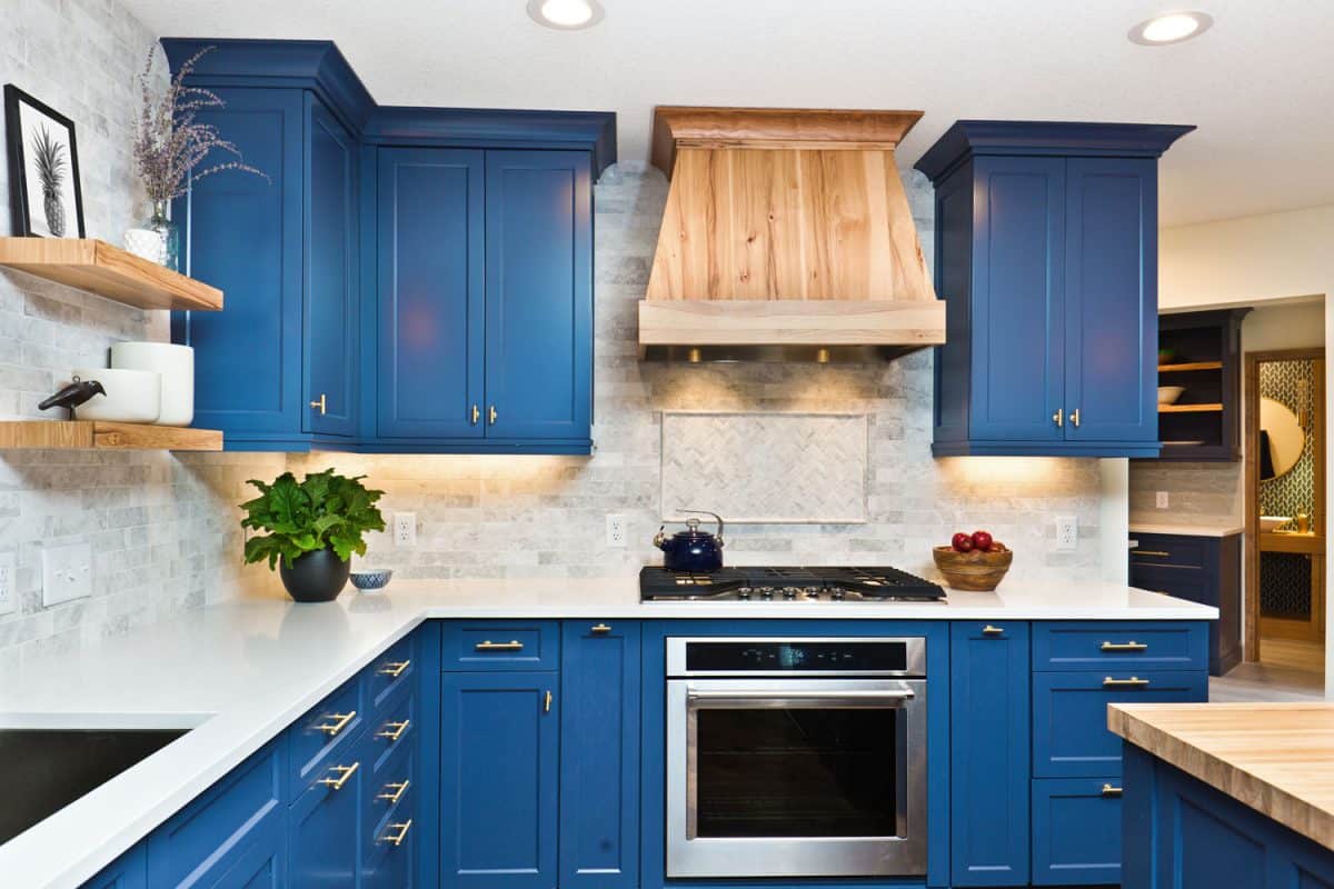室内用蓝色现代厨房的橱柜和白色的厨房工作台bd手机下载面