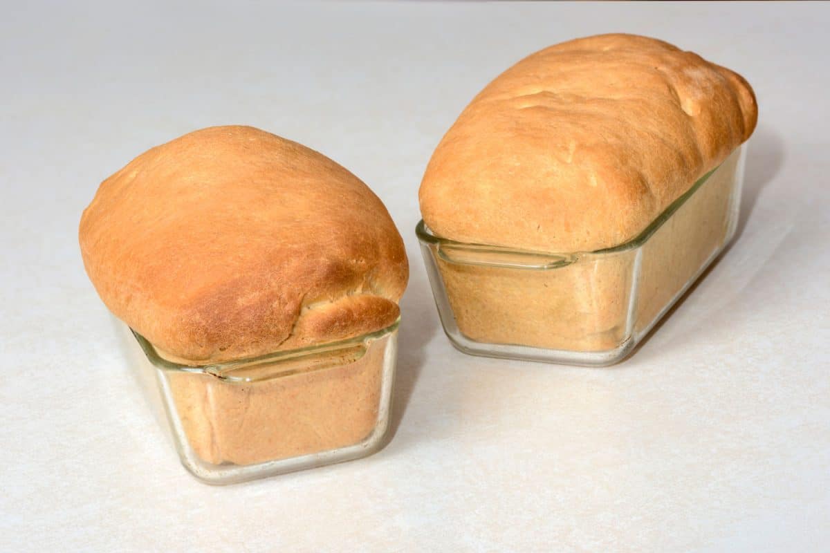 漂亮的烤面包，金色的顶部在玻璃烤盘，你能在玻璃烤盘烤面包吗?需要更长的时间吗?
