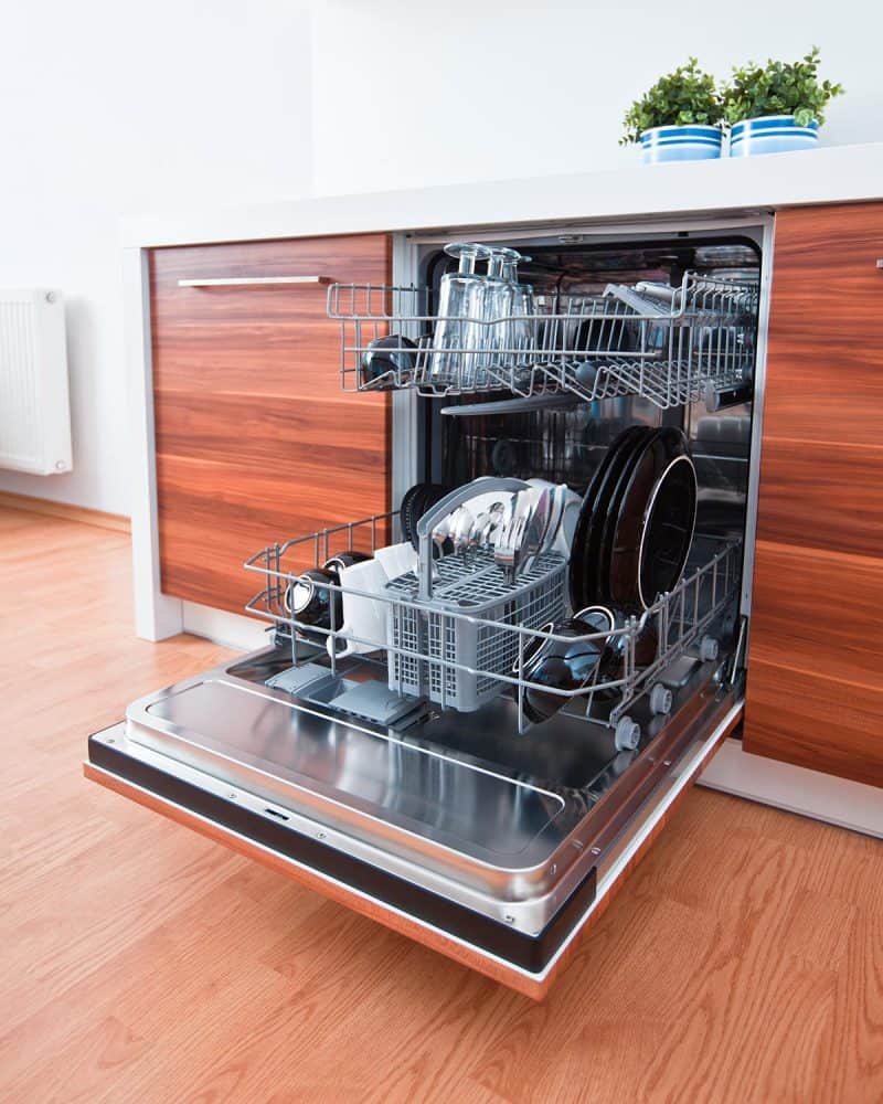 开放式洗碗机与干净的盘子在一个现代化的厨房bd手机下载