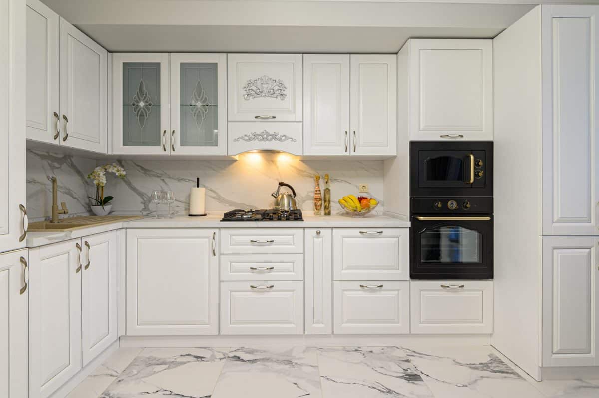 白色舒适的现代经典厨房内饰，木制家具和电器，正面bd手机下载