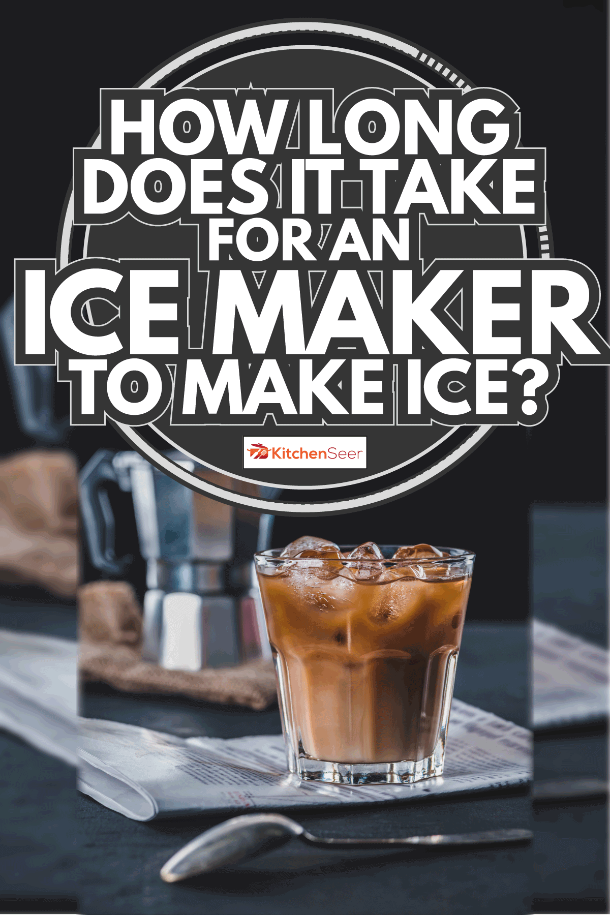 桌上有一杯冰咖啡，报纸和咖啡机，背景是黑色的。制冰机造冰需要多长时间