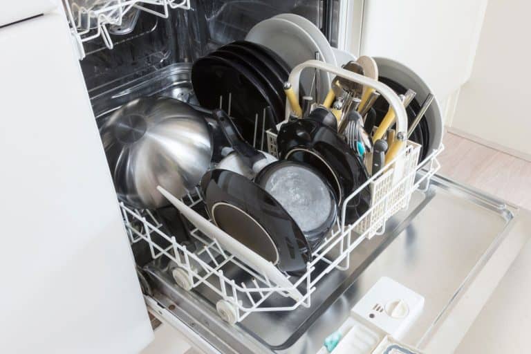 洗碗机装满了盘子和其他种类的厨房用具,所有洗碗机是一个标准尺寸吗?bd手机下载