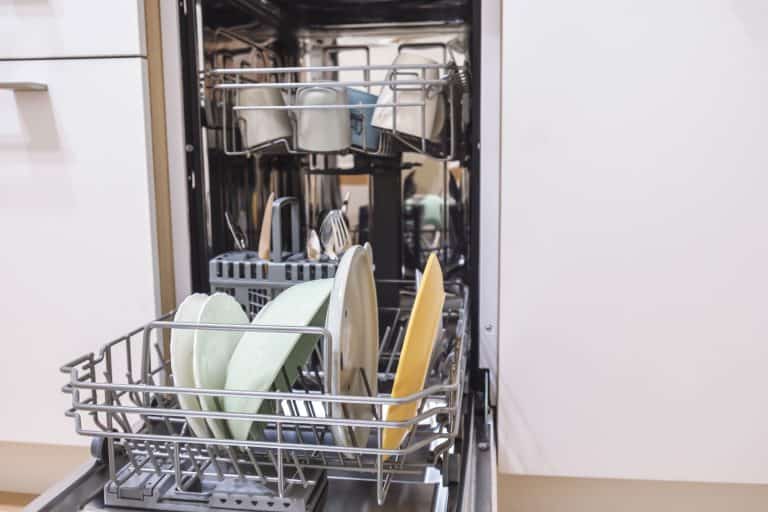 洗碗机敞开包含大量的盘子和杯子,如何解决一个玛拿顶洗碗机门门闩在4步骤