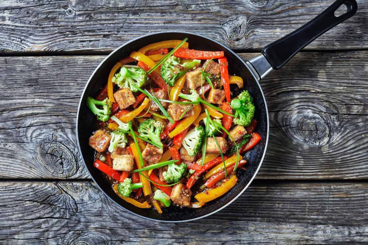 一个小锅,板油蔬菜和豆腐