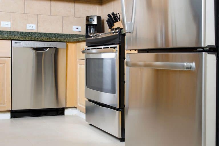 一个宽敞的现代厨房厨房用具齐全,可以在火炉旁bd手机下载边洗碗机吗?