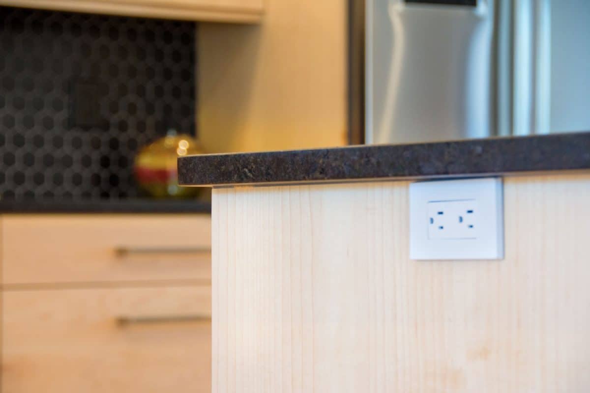 厨房插座:厨房岛bd手机下载边上的白色厨房插座
