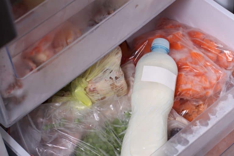 打开冰箱里含有大量的蔬菜和牛奶,冰积聚在胸部Freezer-What做什么?