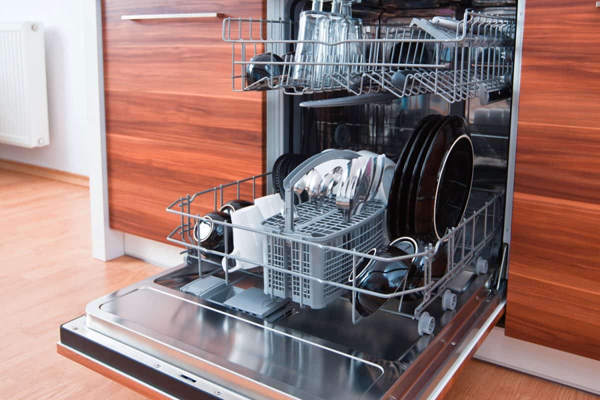 打开的洗碗机让蒸汽流出，如何保护工作台面不受洗碗机蒸汽的影响＂width=