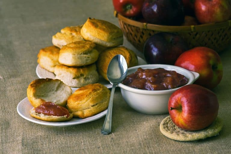 早餐用自制饼干和苹果黄油,如何冻结苹果黄油4步骤!