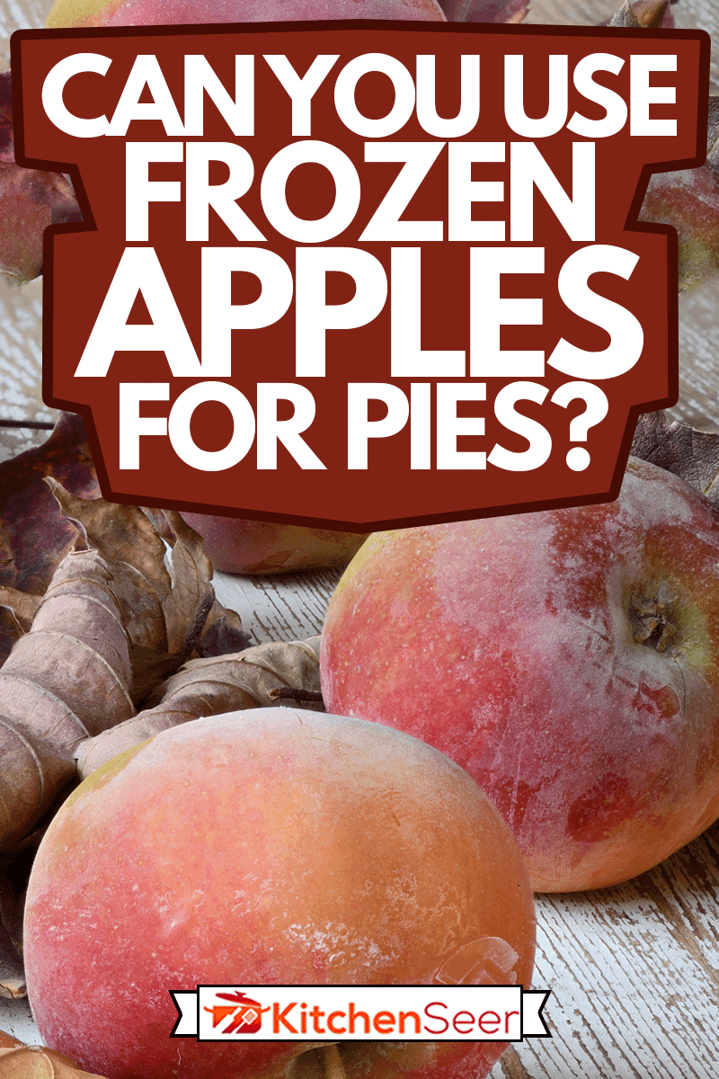 秋天静物与冻苹果和干树叶木质桌面顶视图,你能使用冻苹果馅饼吗?