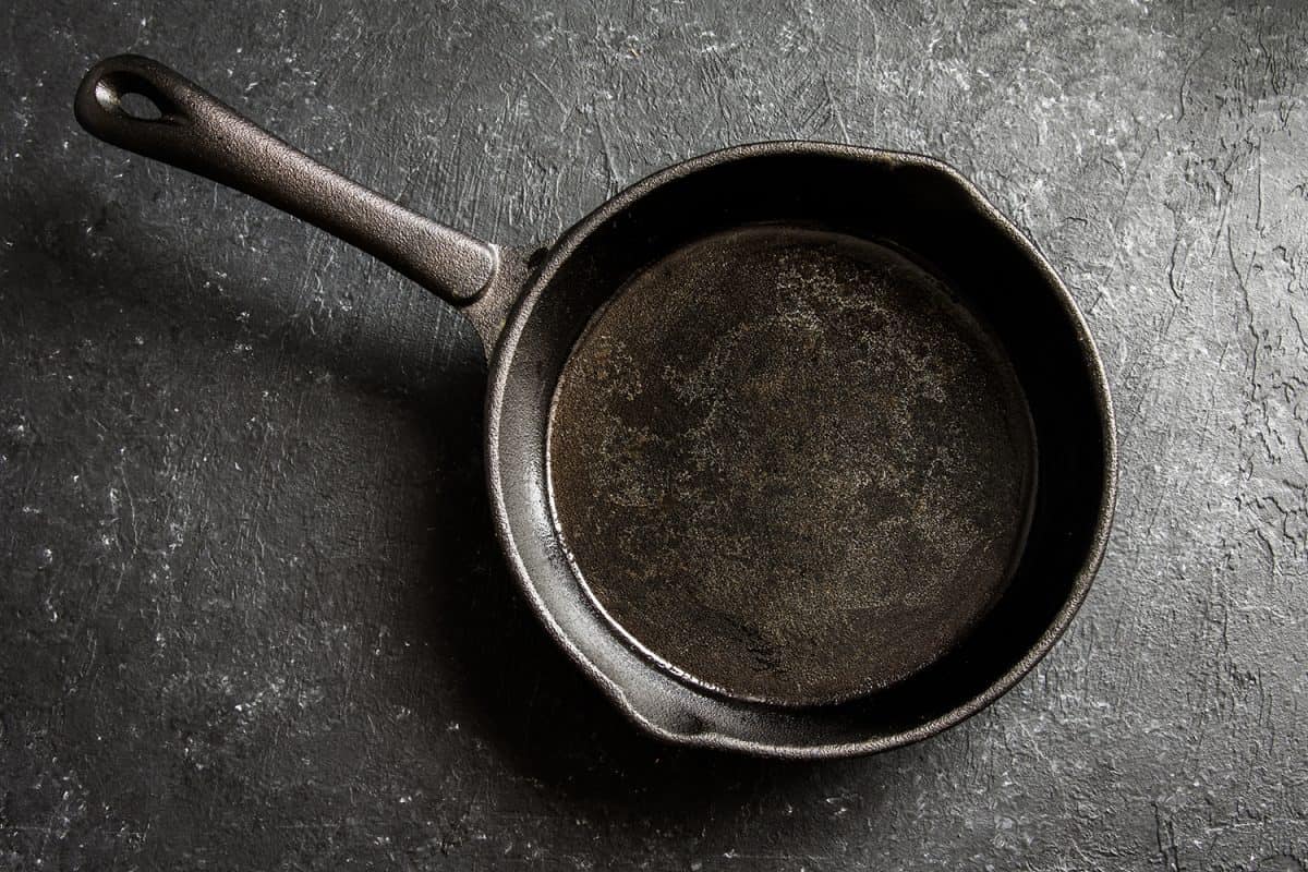 铸铁锅在质朴的黑石背景