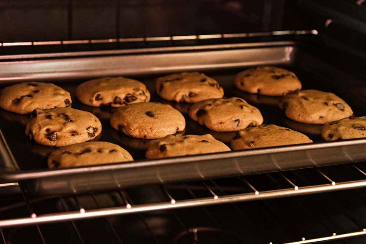 烤箱里烤着美味的饼干