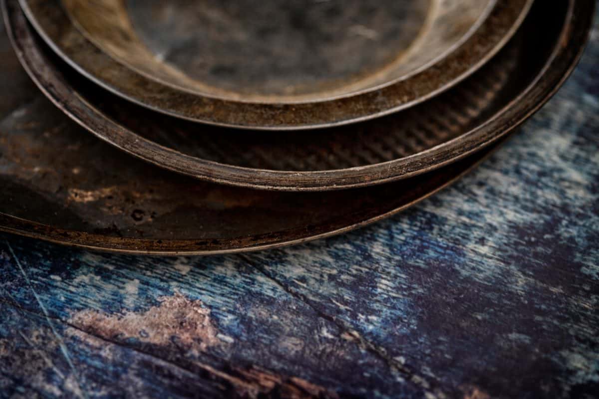 食物摄影，烤盘在质朴的蓝色背景