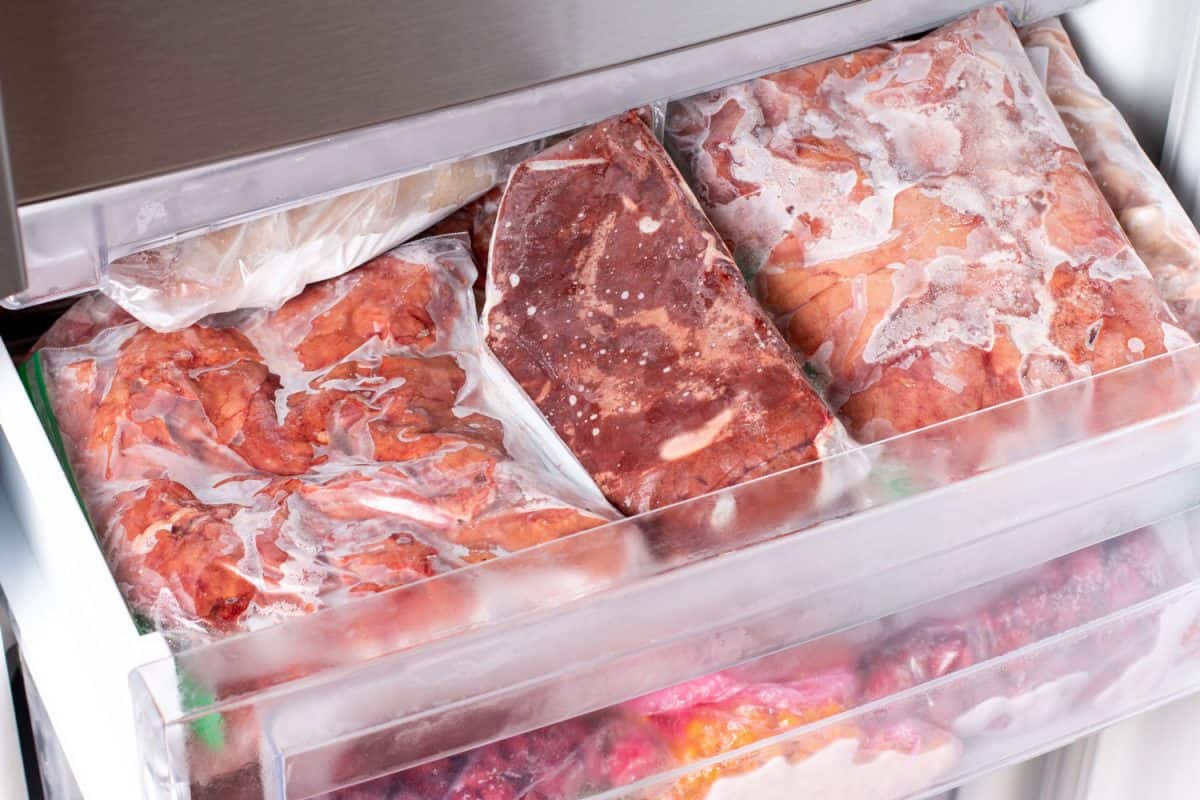 冷冻柜装满肉类和肉类冷冻产品。肉类冷冻在塑料袋食品储备储存为食品制备