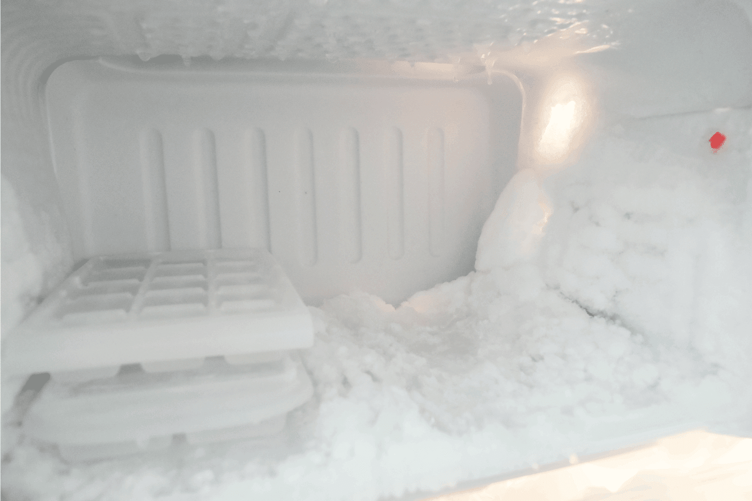 冷冻在冰箱里。加冰过多对冰箱的影响不充分