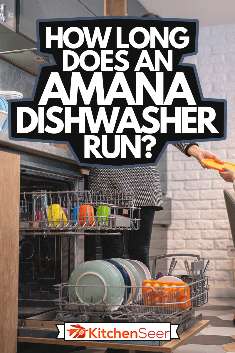 可爱的蹒跚学步的孩子帮助妈妈在家里洗碗，多久阿玛娜洗碗机运行?＂width=