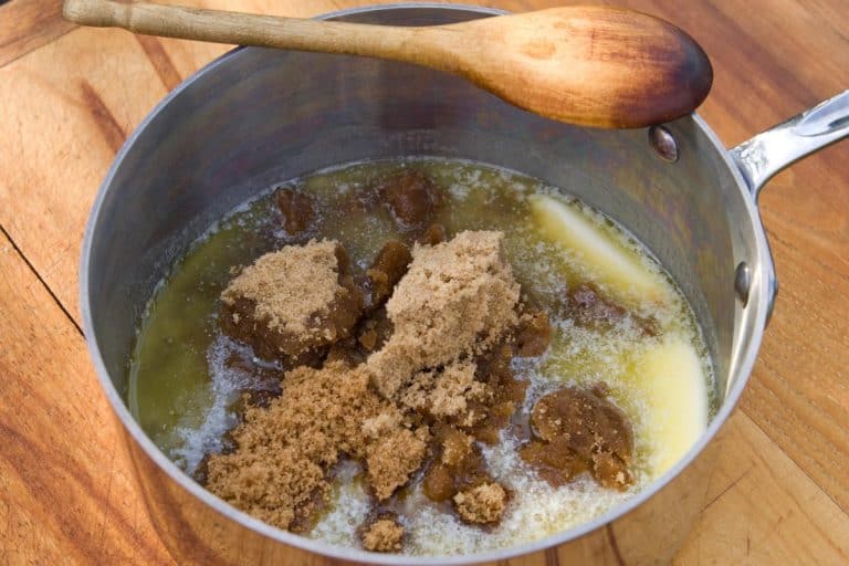 在不锈钢锅融化黄油和红糖,什么是最好的锅融化的糖吗?
