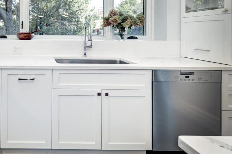 现代厨房水槽用洗碗bd手机下载机和白色的橱柜、洗碗机应该向左或向右的水槽吗?