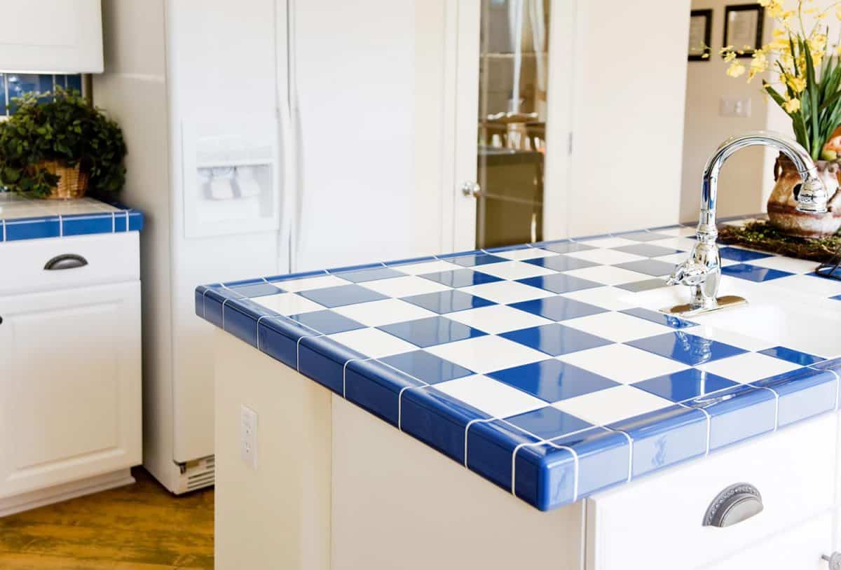 现代厨房内部的bd手机下载白色和蓝色瓷砖