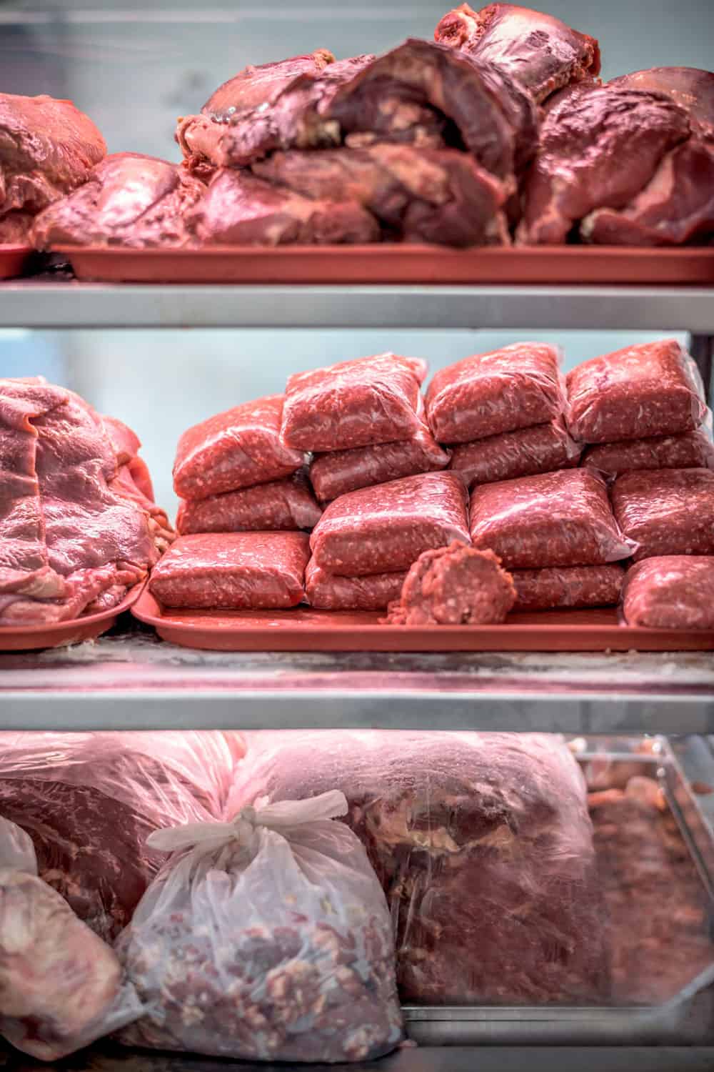 在屠宰场卖不同种类的肉