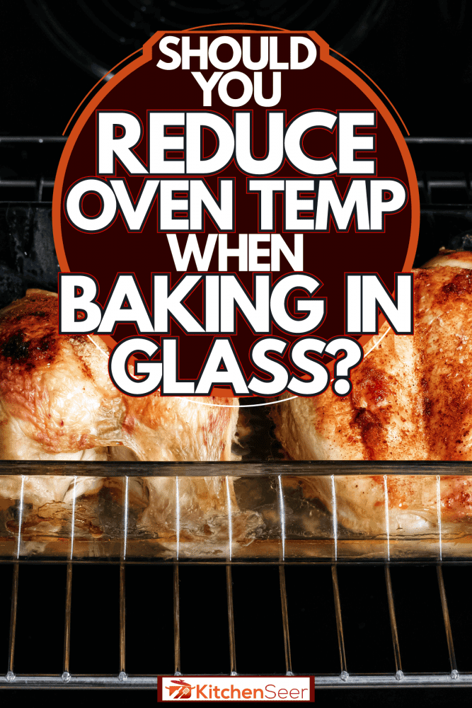 美味的烤鸡在玻璃特百惠，你应该降低烤箱温度时，在玻璃烘焙?
