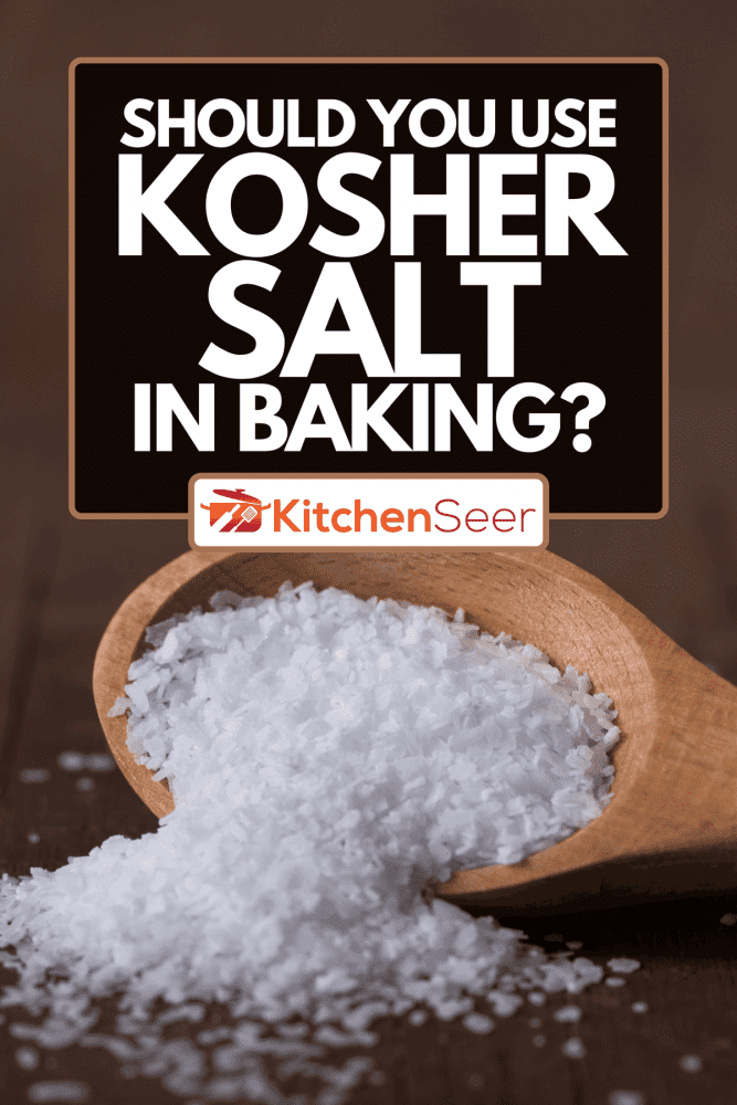 从香料罐里洒出来的粗盐，你应该在烘焙时使用粗盐吗?