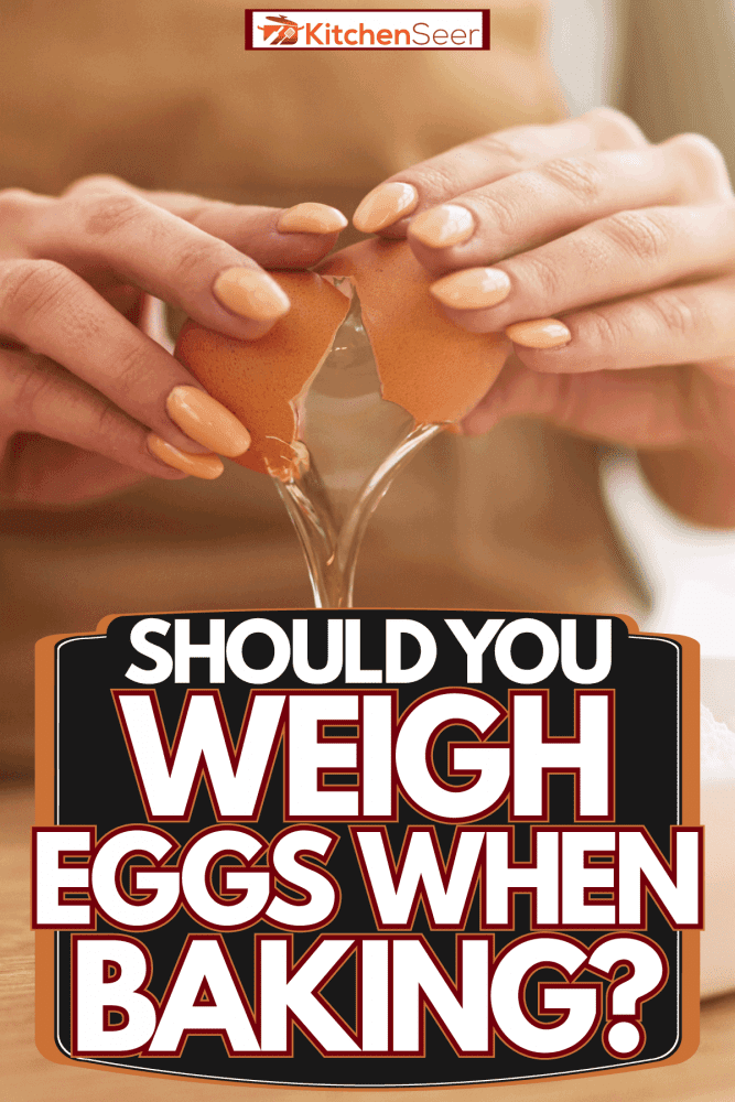 一个女人打鸡蛋，把它和面团混合在一起，烤鸡蛋的时候应该称鸡蛋吗?