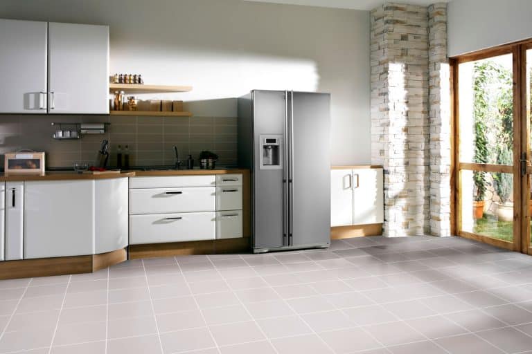 宽敞而宽敞的现代设计厨房，极简主义的设计方法，惠而浦冰箱一直在冻结-有什么问题吗?bd手机下载