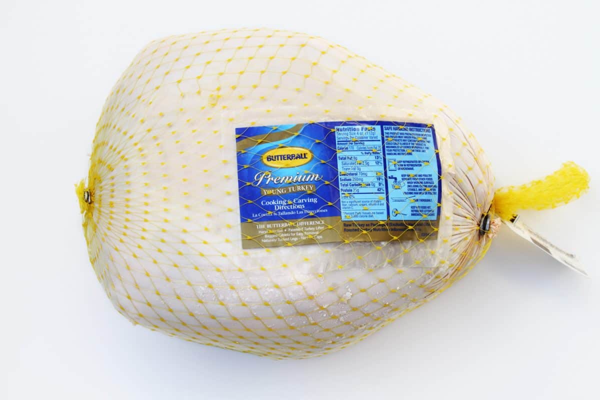 这是一个工作室的产品拍摄的冷冻黄油火鸡。成千上万的美国家庭会烹制黄油火鸡作为感恩节晚餐。