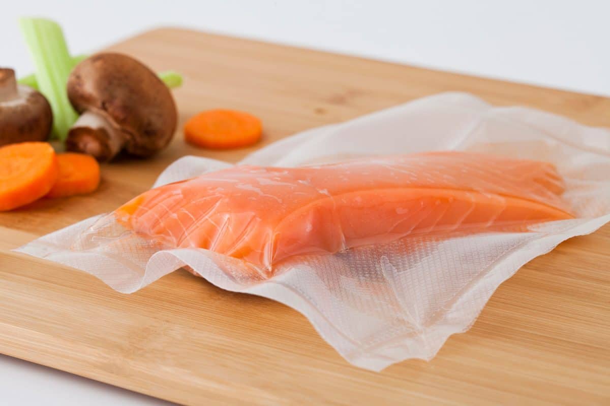 真空密封新鲜鲑鱼片，蔬菜，健康食品＂width=