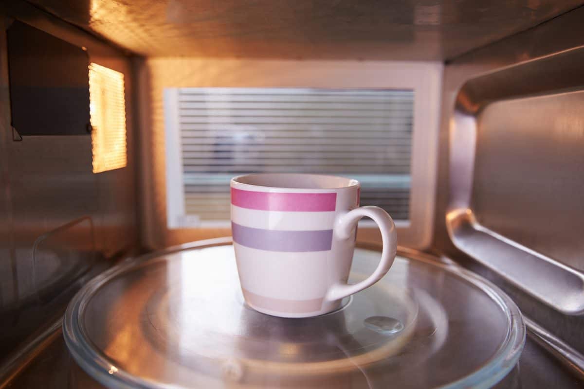 在微波炉里加热一杯咖啡