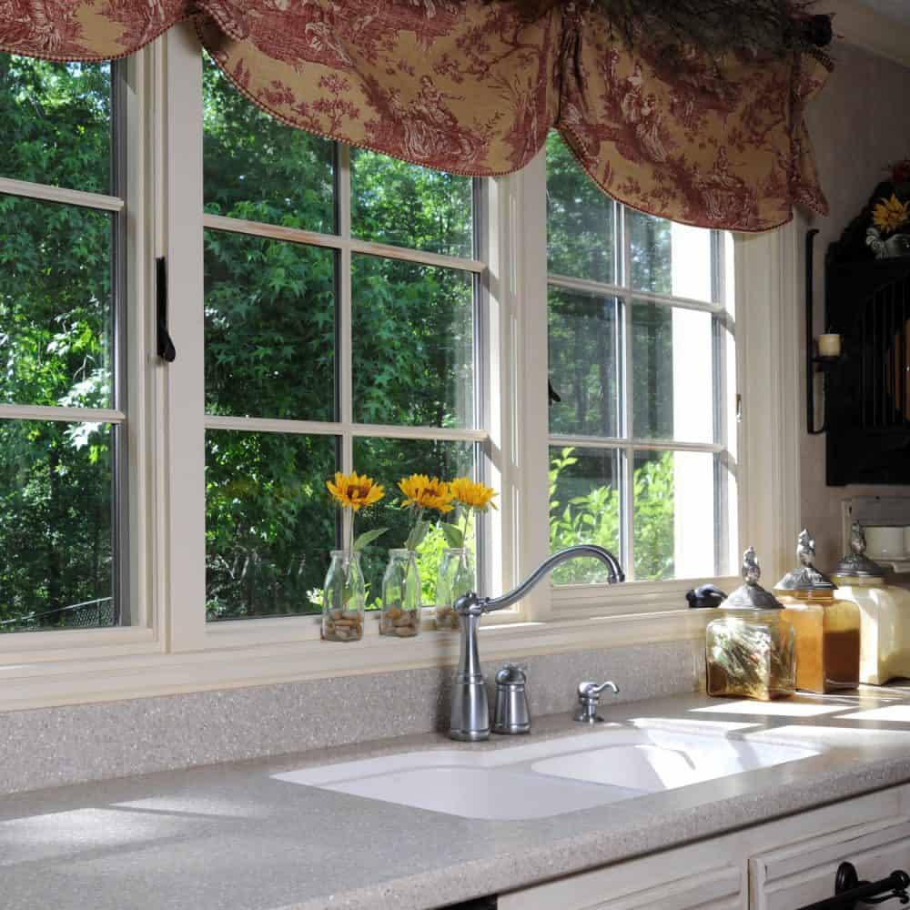 白色框架与花卉设计厨房的窗户窗bd手机下载帘装饰着向日葵