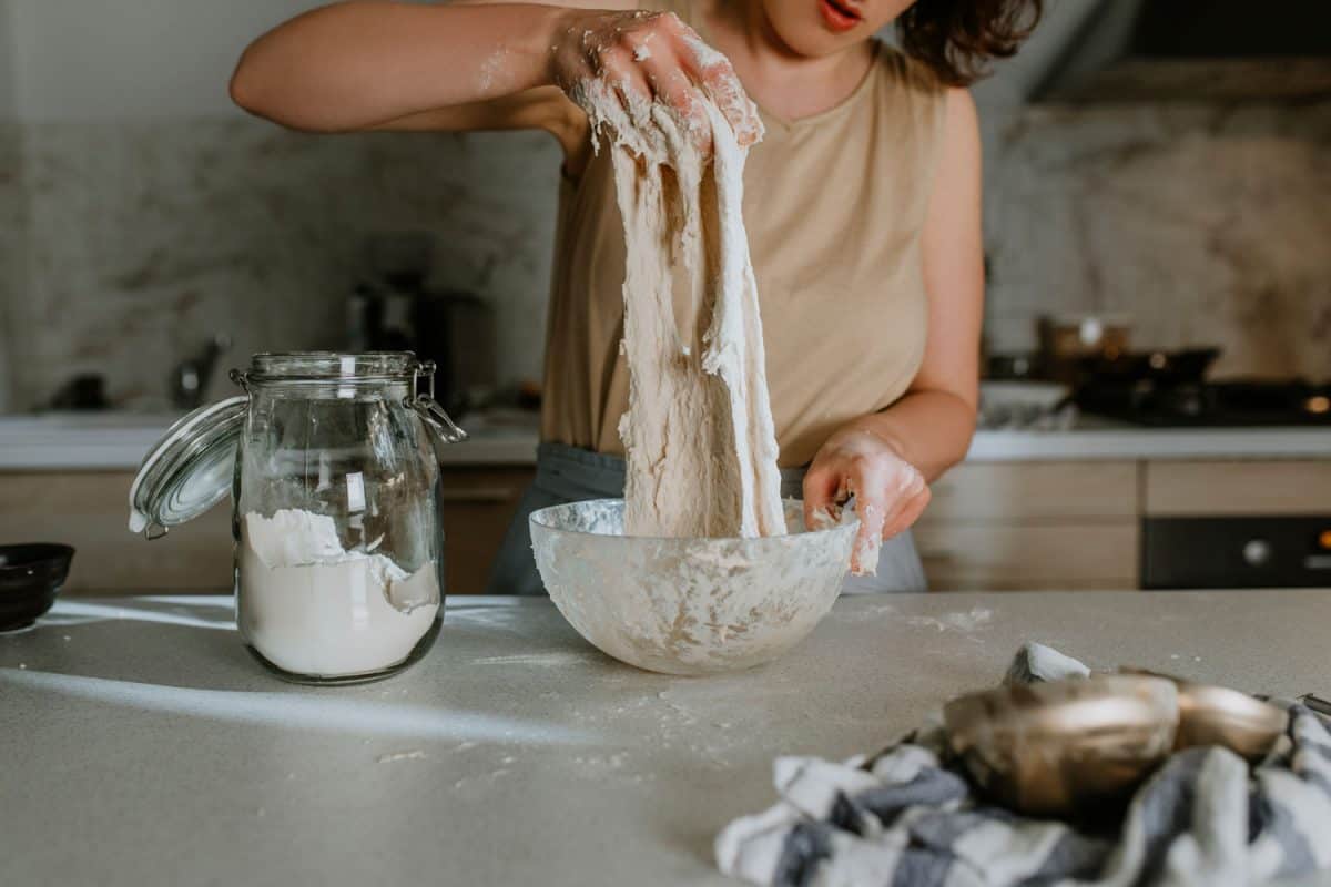 一个女人在混合酵母面包的原料