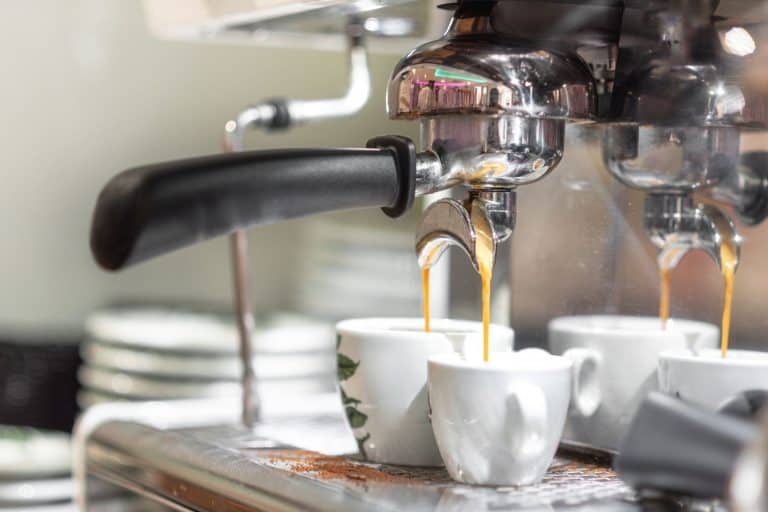 一个咖啡机倒两杯咖啡在咖啡店,你应该关掉一个咖啡机吗?