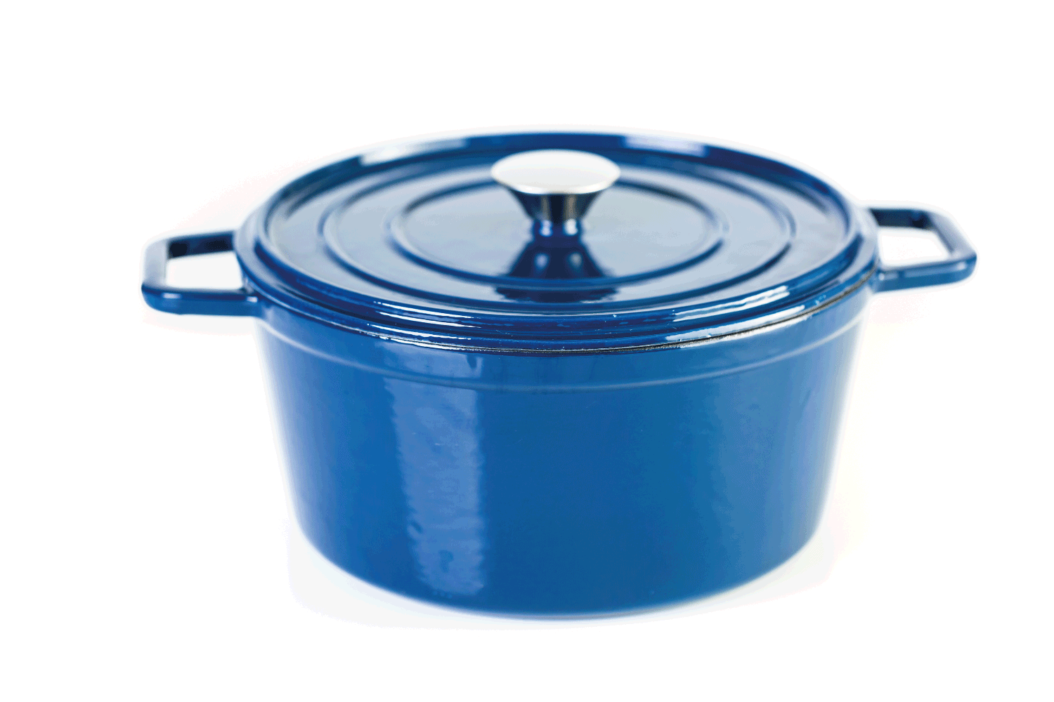 蓝色搪瓷铸铁覆盖荷兰烤箱在白色背景。