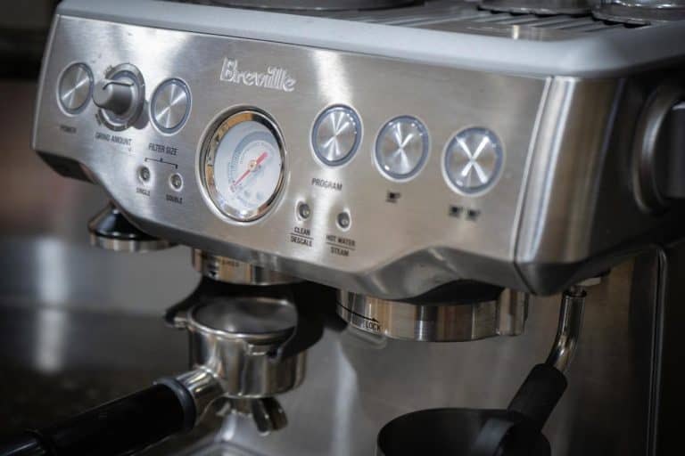 Breville咖啡机放在桌上,多长时间清洁Breville浓缩咖啡机